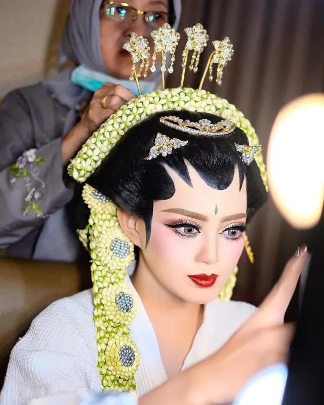 Riasan Mata Barbie Ala MUA Imel Vilentcia Ini Lagi Tren! Jadi Langganan Pengantin Wanita Nih 16