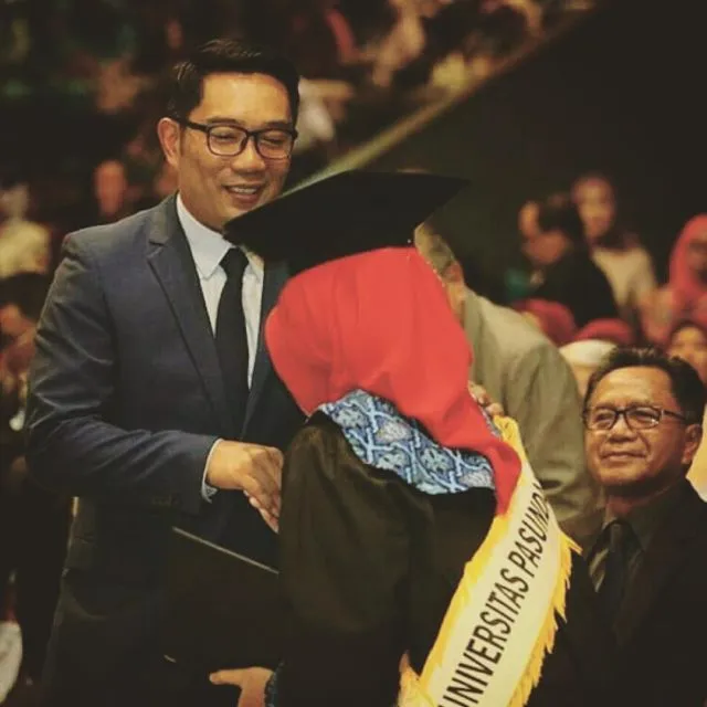 Meski Sibuk Mendampingi Ridwan Kamil, Ibu Walikota Bandung Diam-Diam Sudah Wisuda. Keren Si Cinta! 5