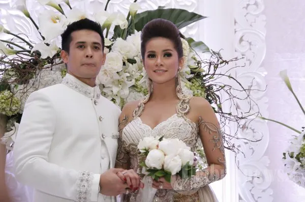 Menikah Dengan Cewek Lebih Tua Itu Justru Lebih Bagus. 5 Pasangan Seleb Buktinya Aman dan Tentram! 6