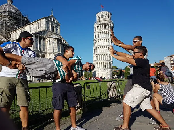 10 Teknik Berfoto di Menara Pisa yang Unik dan Nggak Biasa. Kreatif Sekali Turis-turis Ini! 20