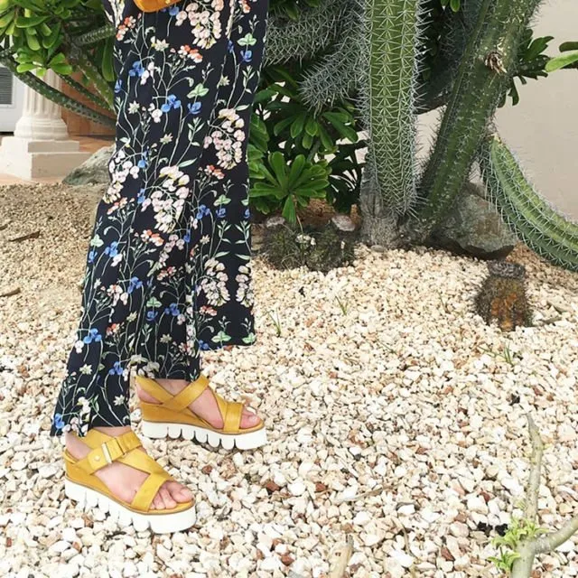 18 Serba-serbi Sandal Platform Lucu yang Bikin Kamu Tampak Tinggi. Sudah Punya Belum? 33