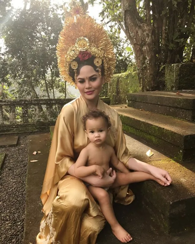 John Legend dan Keluarga Berlibur ke Bali, Lihat deh Foto-Foto Kebahagiaan Keluarga Ini! 5