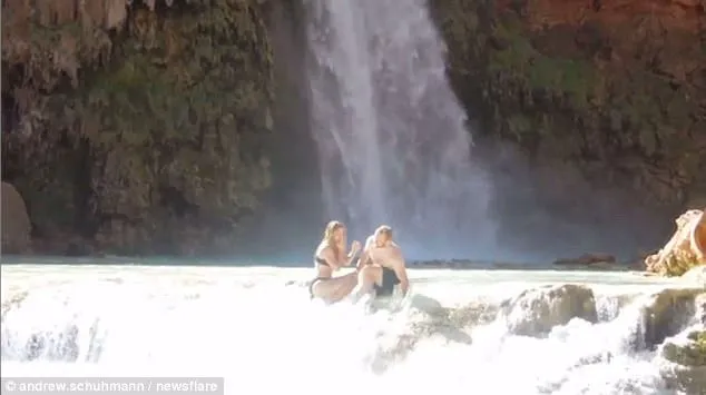 Pengen Romantis, Pria Ini Melamar Kekasihnya di Air Terjun. Sialnya, Cincinnya Jatuh dan Nggak Ketemu :( 5