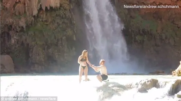 Pengen Romantis, Pria Ini Melamar Kekasihnya di Air Terjun. Sialnya, Cincinnya Jatuh dan Nggak Ketemu :( 4