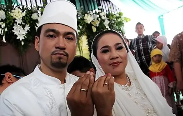 Menikah Dengan Cewek Lebih Tua Itu Justru Lebih Bagus. 5 Pasangan Seleb Buktinya Aman dan Tentram! 8