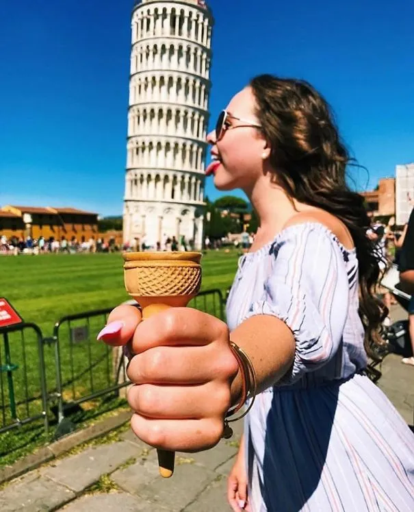 10 Teknik Berfoto di Menara Pisa yang Unik dan Nggak Biasa. Kreatif Sekali Turis-turis Ini! 11