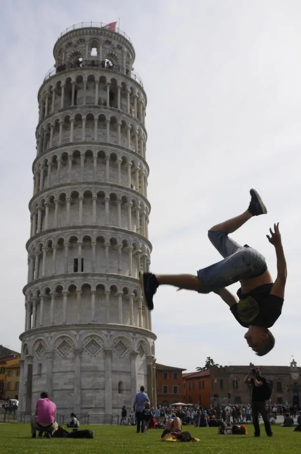 10 Teknik Berfoto di Menara Pisa yang Unik dan Nggak Biasa. Kreatif Sekali Turis-turis Ini! 13