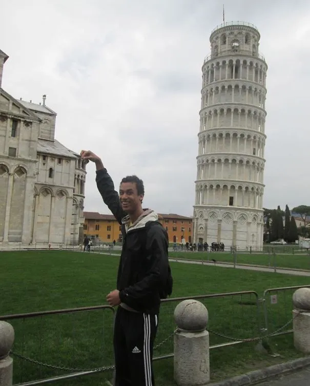 10 Teknik Berfoto di Menara Pisa yang Unik dan Nggak Biasa. Kreatif Sekali Turis-turis Ini! 18