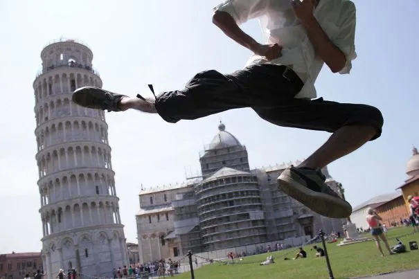 10 Teknik Berfoto di Menara Pisa yang Unik dan Nggak Biasa. Kreatif Sekali Turis-turis Ini! 19