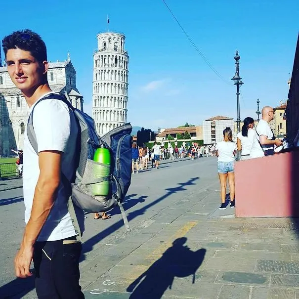 10 Teknik Berfoto di Menara Pisa yang Unik dan Nggak Biasa. Kreatif Sekali Turis-turis Ini! 15