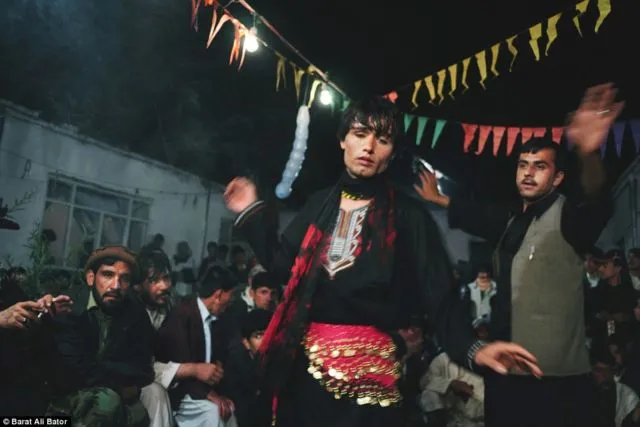 Mirisnya Nasib Anak-anak Cowok di Afghanistan Ini. Disuruh Bersolek, Menari, dan Jadi Budak Seksual 22