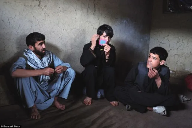 Mirisnya Nasib Anak-anak Cowok di Afghanistan Ini. Disuruh Bersolek, Menari, dan Jadi Budak Seksual 18