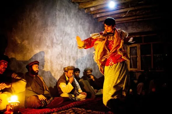Mirisnya Nasib Anak-anak Cowok di Afghanistan Ini. Disuruh Bersolek, Menari, dan Jadi Budak Seksual 15
