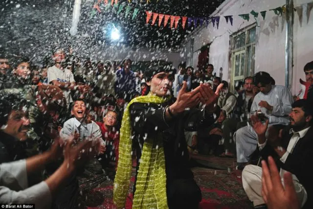 Mirisnya Nasib Anak-anak Cowok di Afghanistan Ini. Disuruh Bersolek, Menari, dan Jadi Budak Seksual 20