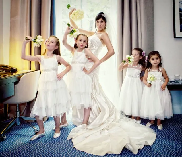18 Inspirasi Foto Pengantin Wanita Saat Foto Bareng Flower Girl. Momen Uwuwu-nya Dapet Banget! 35