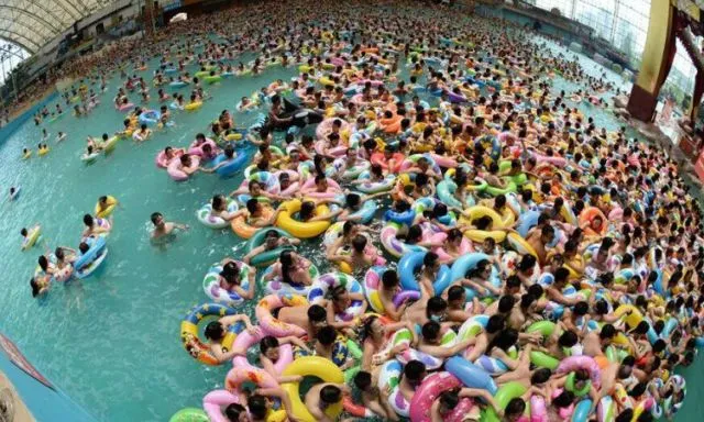 Kolam Renang Raksasa bernama Dead Sea di China Bisa Menampung 10 Ribu Orang. Jadi Kaya Cendol Deh! 8