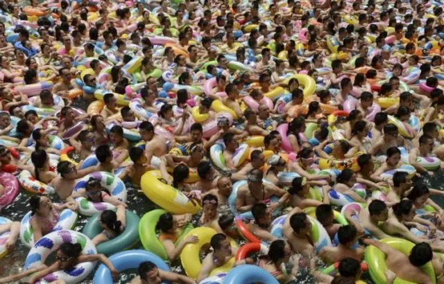 Kolam Renang Raksasa bernama Dead Sea di China Bisa Menampung 10 Ribu Orang. Jadi Kaya Cendol Deh! 6