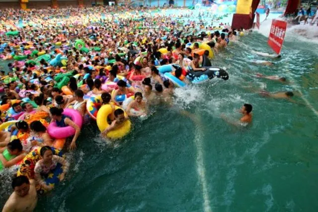 Kolam Renang Raksasa bernama Dead Sea di China Bisa Menampung 10 Ribu Orang. Jadi Kaya Cendol Deh! 7