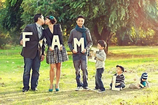 14 Ide Pose Foto Keluarga yang di Instagram dan Dipajang Sama Bagusnya 25