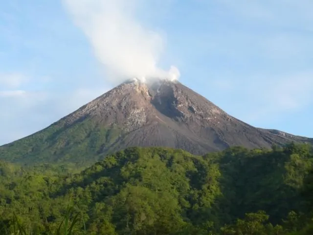 Meletusnya Kawah Sileri Dieng Emang Mengejutkan. Ini Tipe Letusan Gunung Api yang Harus Kamu Ketahui 10