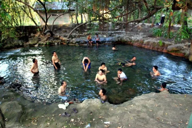 5 Cara Sunat Zaman Dulu yang Bakal Bikin Cowok Ngilu. Untung Sekarang Sudah Nggak Ada Lagi! 6