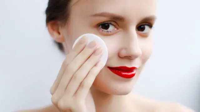 Micellar Water, Cairan Pembersih Wajah Super Praktis yang Lagi Hits. Aman Nggak Sih? 6