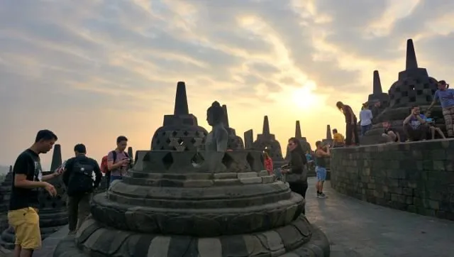 Netizen Ini Protes Tentang Kelakuan Buruk Turis di Candi Borobudur. Ternyata Banyak yang Nggak Sepakat! 8