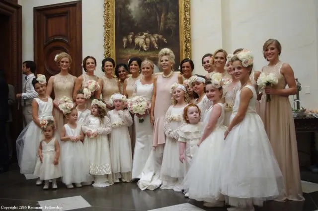 18 Inspirasi Foto Pengantin Wanita Saat Foto Bareng Flower Girl. Momen Uwuwu-nya Dapet Banget! 42