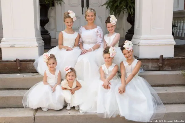 18 Inspirasi Foto Pengantin Wanita Saat Foto Bareng Flower Girl. Momen Uwuwu-nya Dapet Banget! 39
