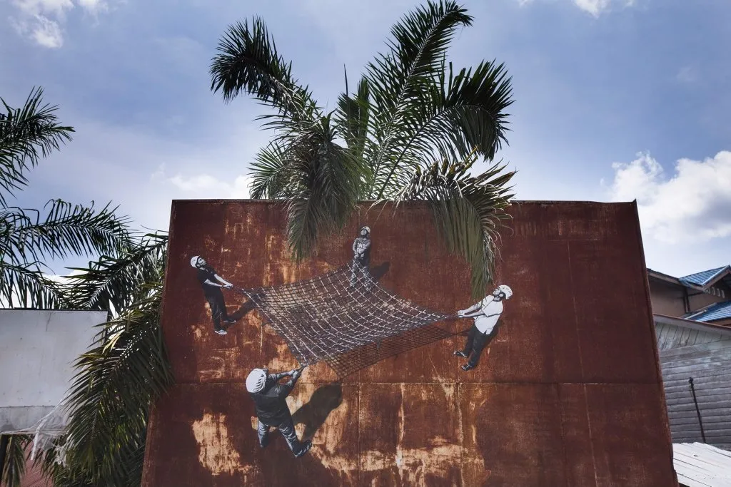Keren! Seniman Malaysia Ini Membuat Karya Seni untuk Mengkritik Pembakaran Hutan di Indonesia! 11