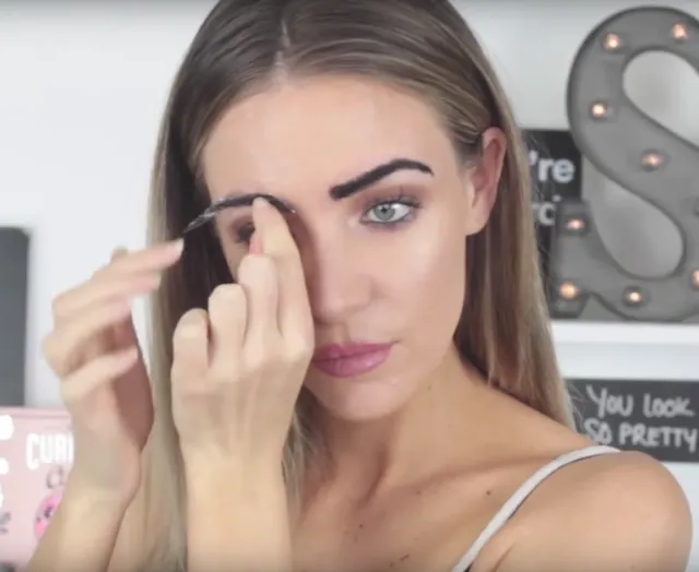 Lagi-lagi Tren Alis. Kali Ini Ada Eyebrow Wigs; Tinggal Rekatkan Wajah Langsung Cantik! 5