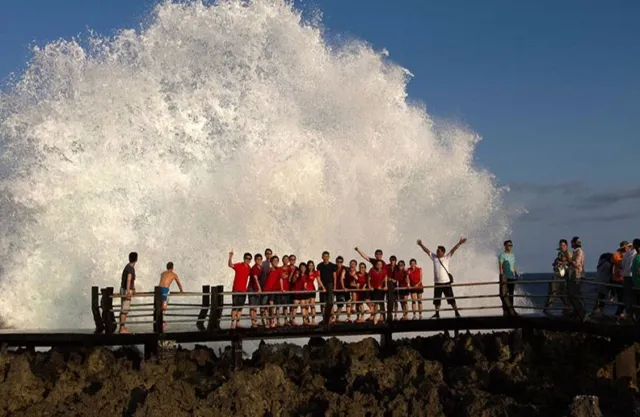 Gara-gara Foto Selfie, Wisatawan Terluka Parah Akibat Terhantam Ombak Besar di Water Blow, Bali! 3