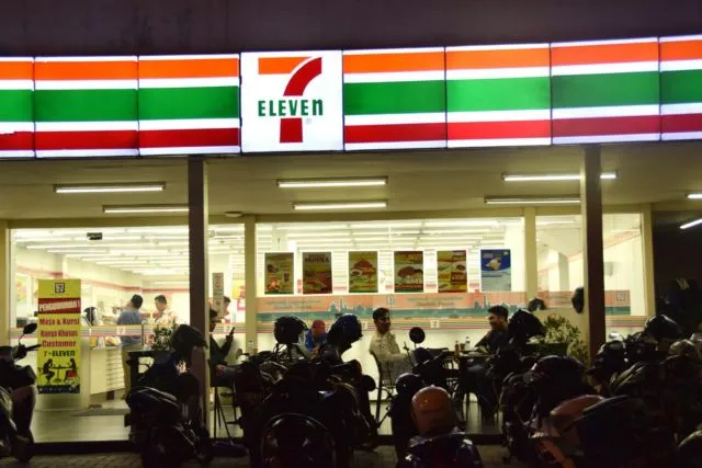 Selamat Tinggal 7-Eleven. Tongkrongan Anak Gaul yang Tak Mampu Bertahan di Persaingan 8