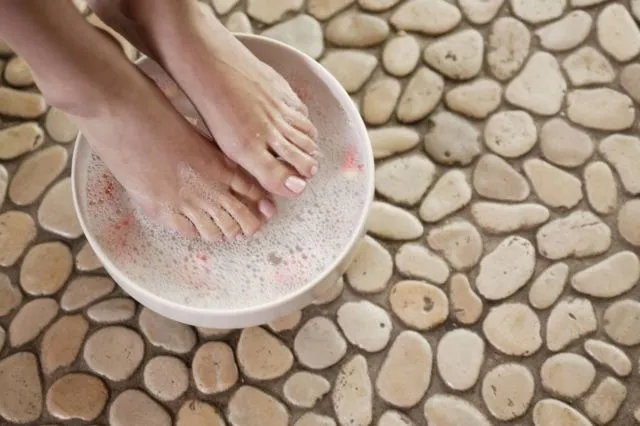 6 Bahan Rendaman Alami untuk Atasi Bau Kaki. Meski Buka Sepatu, Tetap Kering dan Wangi 10