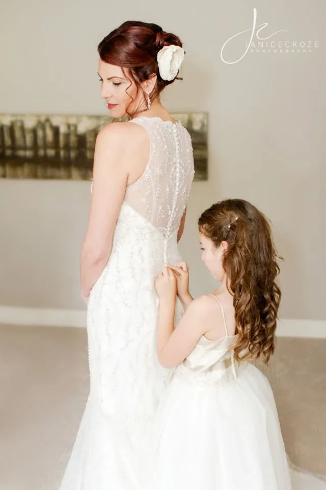 18 Inspirasi Foto Pengantin Wanita Saat Foto Bareng Flower Girl. Momen Uwuwu-nya Dapet Banget! 22