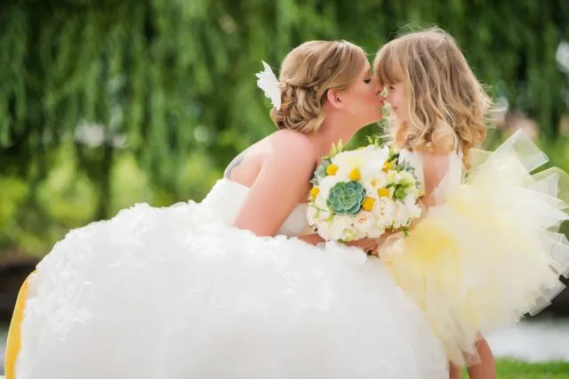 18 Inspirasi Foto Pengantin Wanita Saat Foto Bareng Flower Girl. Momen Uwuwu-nya Dapet Banget! 30
