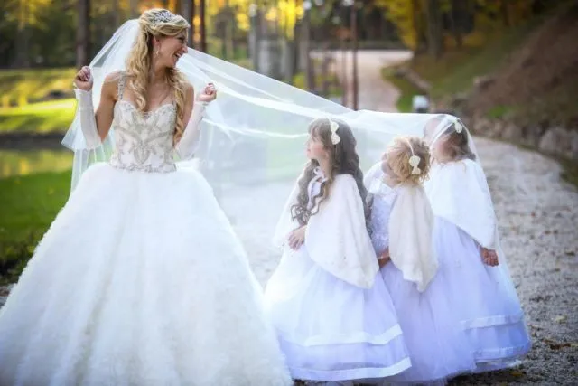18 Inspirasi Foto Pengantin Wanita Saat Foto Bareng Flower Girl. Momen Uwuwu-nya Dapet Banget! 26