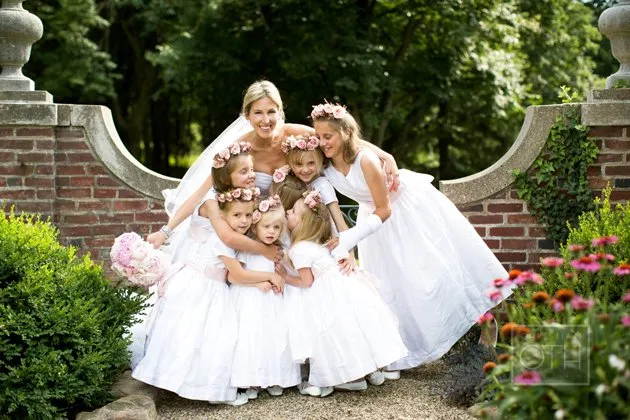 18 Inspirasi Foto Pengantin Wanita Saat Foto Bareng Flower Girl. Momen Uwuwu-nya Dapet Banget! 28