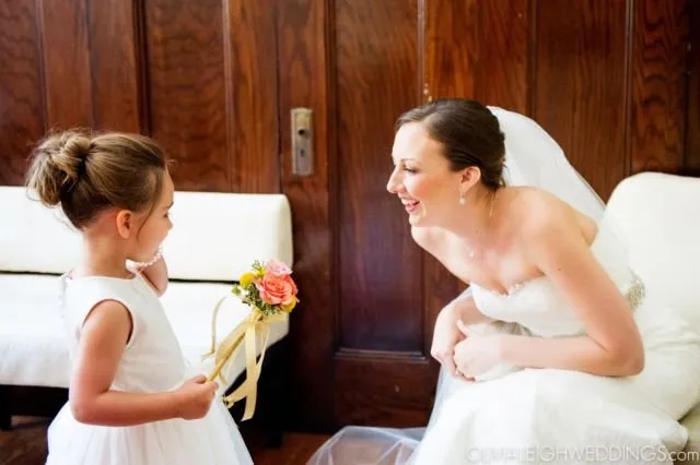 18 Inspirasi Foto Pengantin Wanita Saat Foto Bareng Flower Girl. Momen Uwuwu-nya Dapet Banget! 37