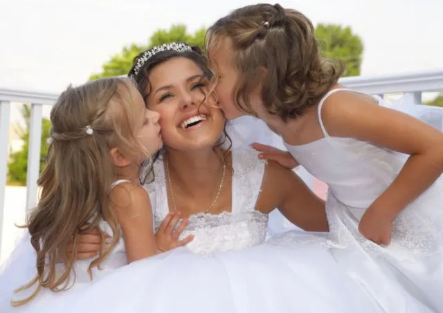 18 Inspirasi Foto Pengantin Wanita Saat Foto Bareng Flower Girl. Momen Uwuwu-nya Dapet Banget! 29