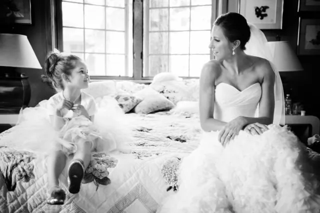 18 Inspirasi Foto Pengantin Wanita Saat Foto Bareng Flower Girl. Momen Uwuwu-nya Dapet Banget! 23