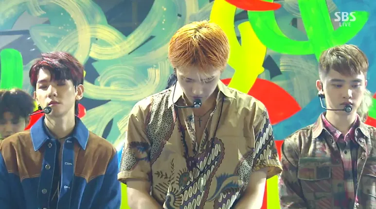 Sehun EXO Pakai Batik Saat Manggung. Meskipun Setelannya Kayak Mau Kondangan Tapi Tetap Keren!