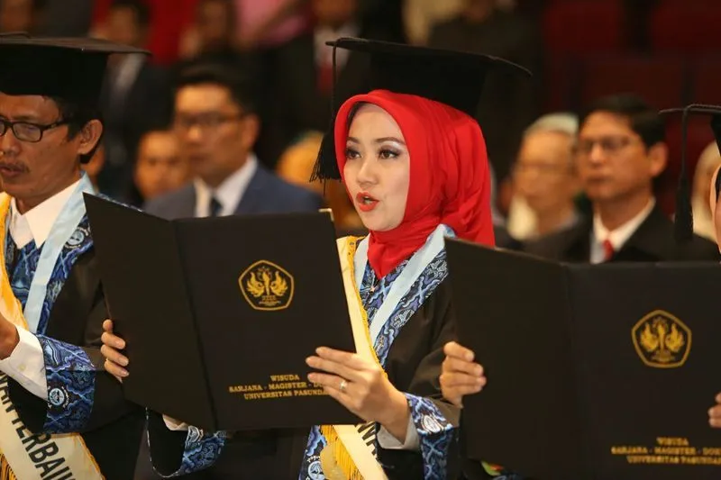 Meski Sibuk Mendampingi Ridwan Kamil, Ibu Walikota Bandung Diam-Diam Sudah Wisuda. Keren Si Cinta!