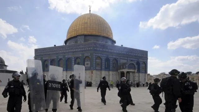 Sempat Ditutup Total dan Buat Ricuh, Kini Pria Di Bawah Usia 50 Tahun Dilarang Masuk Masjid al-Aqsa 4