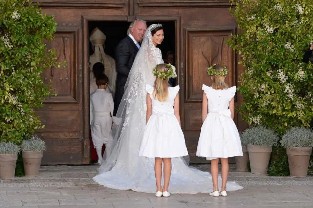 18 Inspirasi Foto Pengantin Wanita Saat Foto Bareng Flower Girl. Momen Uwuwu-nya Dapet Banget! 32