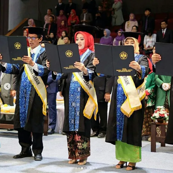 Meski Sibuk Mendampingi Ridwan Kamil, Ibu Walikota Bandung Diam-Diam Sudah Wisuda. Keren Si Cinta! 4