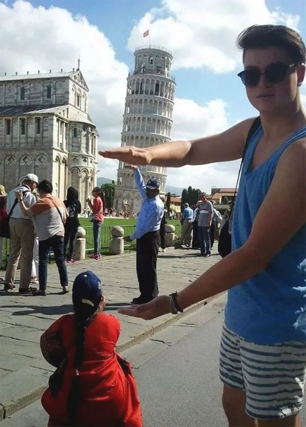 10 Teknik Berfoto di Menara Pisa yang Unik dan Nggak Biasa. Kreatif Sekali Turis-turis Ini! 14