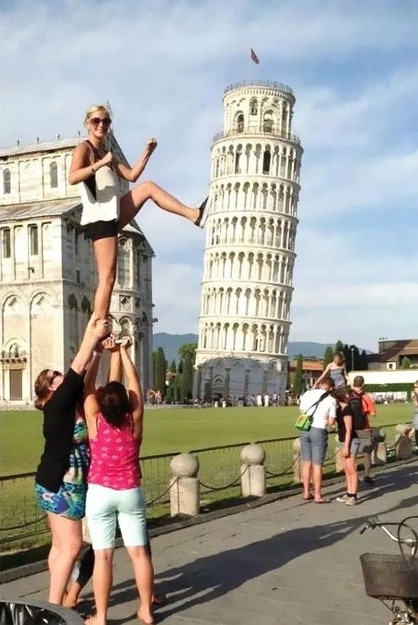 10 Teknik Berfoto di Menara Pisa yang Unik dan Nggak Biasa. Kreatif Sekali Turis-turis Ini! 16