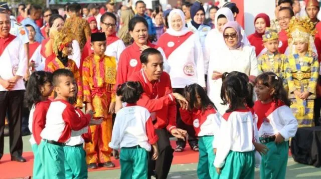 Pak Jokowi Lakukan Pertunjukan Sulap di Acara Hari Anak Nasional. Presiden Satu ini Memang Beda! 5