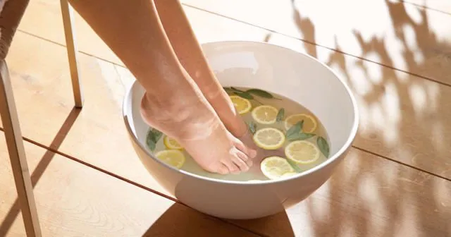 6 Bahan Rendaman Alami untuk Atasi Bau Kaki. Meski Buka Sepatu, Tetap Kering dan Wangi 9
